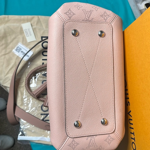 Louis Vuitton monogram Mahina Haumea hand bag - Picture 4 of 15